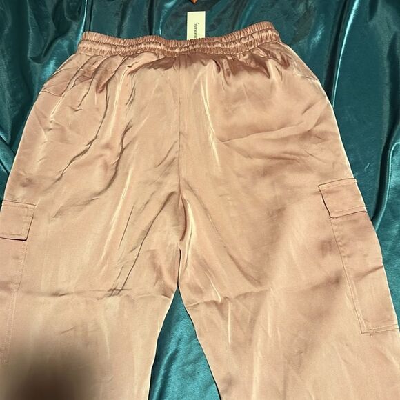 New Francesca’s light pink large satin pants with pockets - Picture 3 of 4